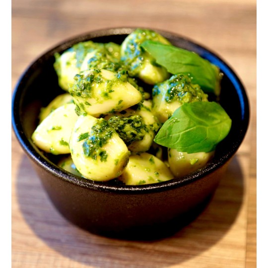 Ail confit à l'huile d'olive et basilic frais