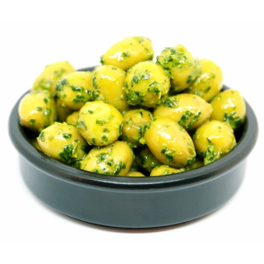 Olives vertes cassées au pistou